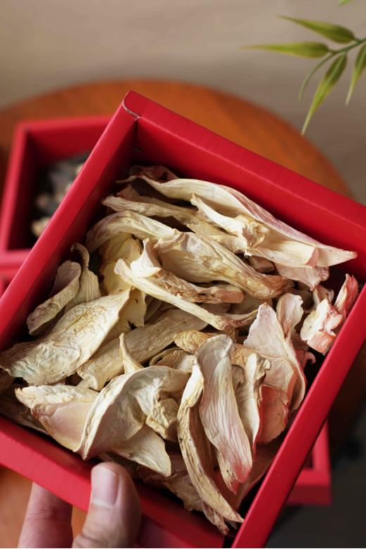 ✨【一朵燕山野菌礼—菌菇礼盒 】💕 手工采摘，😎自然风干，无熏硫无掺杂 👍有羊肚菌、鹿茸菇、❤️蛹虫草、猴头菇、竹荪，🍄杏鲍菇、多种食用菌类 红色大气礼盒装 商品图7