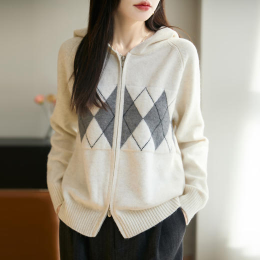 「纤束马」浣熊绒菱形格毛衣 ， 传递出复古文艺的英伦气息，是时尚界的永恒经典 商品图10