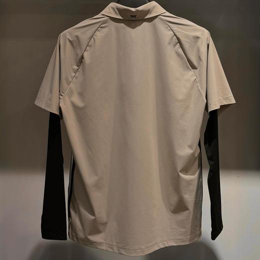 新款男士防晒长袖假两件上衣来啦！看起来简约的基础款，但设计上并不呆板，是你穿上就不想脱的运动上衣！很多精巧的小细节让它看起来更与众不同，日本进口曲线拼逢机特色绗缝、侧边搭配撞色条纹织带！ 商品图5