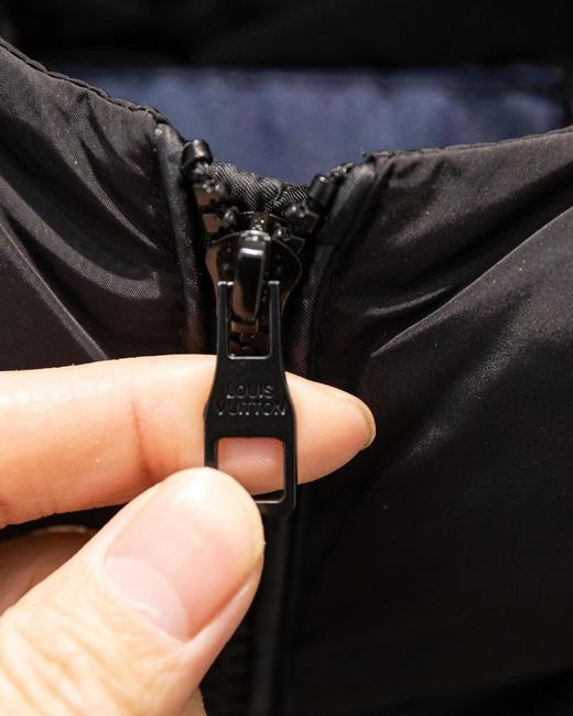 D122632满印拼接老花logo运动款加厚连帽羽绒服 商品图10