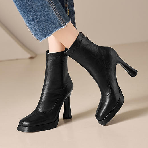 【预售5天】气质高跟防水台弹力瘦瘦短靴女秋冬新款尖头厚底粗跟不累脚时装靴CZ&&C-2305 商品图1