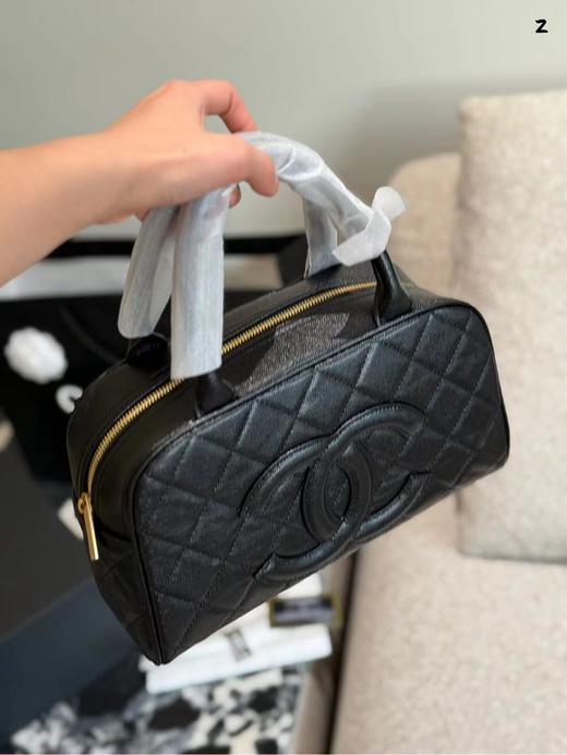 D122636百搭实用款鱼子酱牛皮大容量中古保龄球包 商品图4