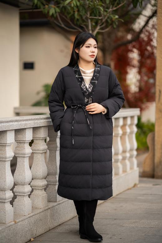 一周发货！💥年末最气质款羽绒服【新国标90白鸭绒 羽绒服】2款，一款保暖立领&翻领 大衣风衣款羽绒服，气质全黑；另一款V领国风新中式绗缝羽绒服，绗缝羽绒分隔填充不易跑绒~ 商品图9
