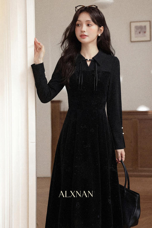 鹿向南「云锦春华」新中式气质丝绒款国潮女秋冬显瘦黑色连衣裙 商品图3