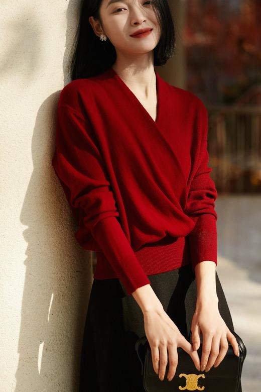 正红法式通勤100%羊毛交叉叠襟领大气知性针织衫上衣 商品图0