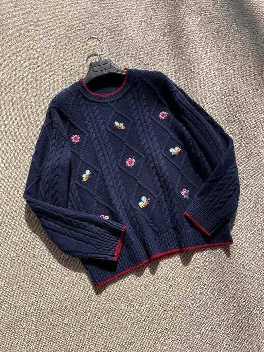 1226-7 独家圆正 小禾新春胶囊系列 趣味刺绣 绵羊毛羊绒 圆领套头衫 商品图11
