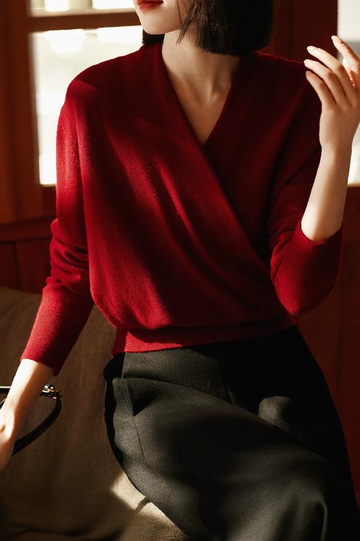 正红法式通勤100%羊毛交叉叠襟领大气知性针织衫上衣 商品图3