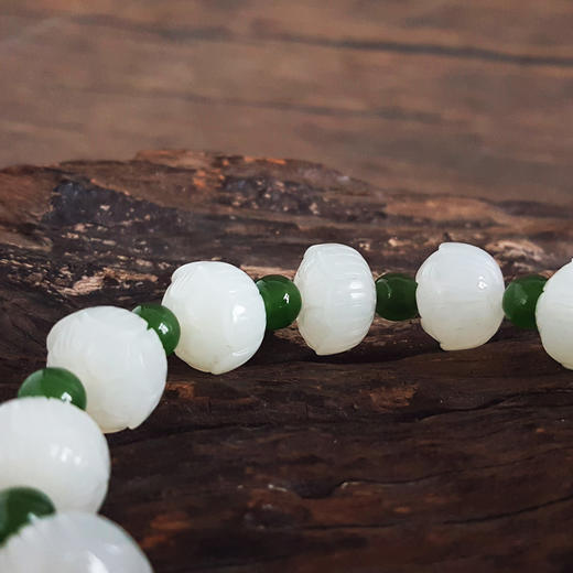 【天然正品】天然新疆料细腻一级白油润度佳莲花造型约12.2*9.5MM和田玉配菠菜绿碧玉手串白玉：12.2*9.5MM 碧玉：6.0MM(皆取最大值) 171225NJS55 商品图2