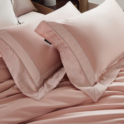 多喜爱 120S双股新疆长绒棉四件套 绮境/礼赞【高支高密】【双面质感】贴身丝滑 至简至雅 精致美学 精致提花 外拼设计 轻奢礼箱 商品图7