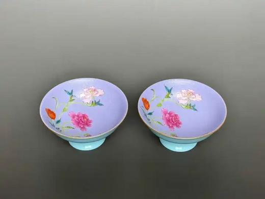 松石绿釉朱紫地凤尾草扒花珐琅彩虞美花卉高足盘 商品图0