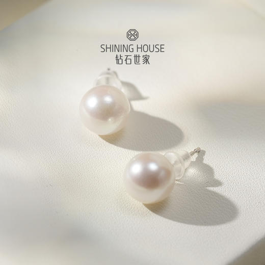 【臻选福利】【限时限量】钻石世家 18K金淡水珍珠耳钉  珍珠7-7.5MM带天然生长痕迹（微瑕），无证书，件重约1.4克，（ 预计3天发货）钜惠价产品 非质量问题不可无理由退换货 商品图2