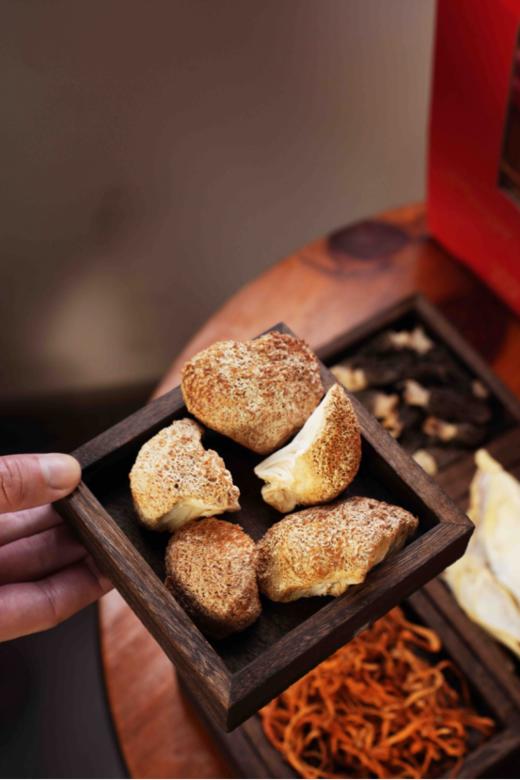 ✨【一朵燕山野菌礼—菌菇礼盒 】💕 手工采摘，😎自然风干，无熏硫无掺杂 👍有羊肚菌、鹿茸菇、❤️蛹虫草、猴头菇、竹荪，🍄杏鲍菇、多种食用菌类 红色大气礼盒装 商品图8