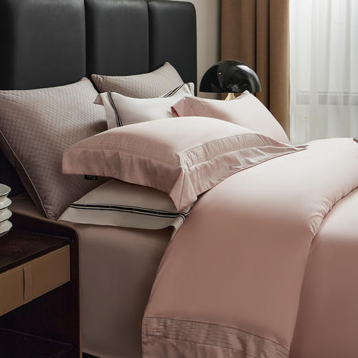 多喜爱 120S双股新疆长绒棉四件套 绮境/礼赞【高支高密】【双面质感】贴身丝滑 至简至雅 精致美学 精致提花 外拼设计 轻奢礼箱 商品图4