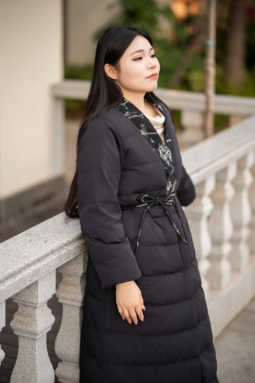 一周发货！💥年末最气质款羽绒服【新国标90白鸭绒 羽绒服】2款，一款保暖立领&翻领 大衣风衣款羽绒服，气质全黑；另一款V领国风新中式绗缝羽绒服，绗缝羽绒分隔填充不易跑绒~ 商品图4