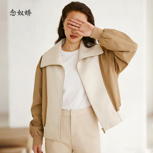 【商场同款】CNJ4878“飞行夹克” 松弛有度 版型包容身材 米白撞色设计 清新自然 衣袖茧型褶皱 自带纹理感 有弹力舒适好穿外套 商品图0