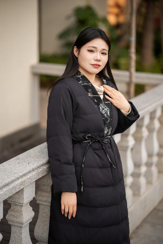 一周发货！💥年末最气质款羽绒服【新国标90白鸭绒 羽绒服】2款，一款保暖立领&翻领 大衣风衣款羽绒服，气质全黑；另一款V领国风新中式绗缝羽绒服，绗缝羽绒分隔填充不易跑绒~ 商品图7