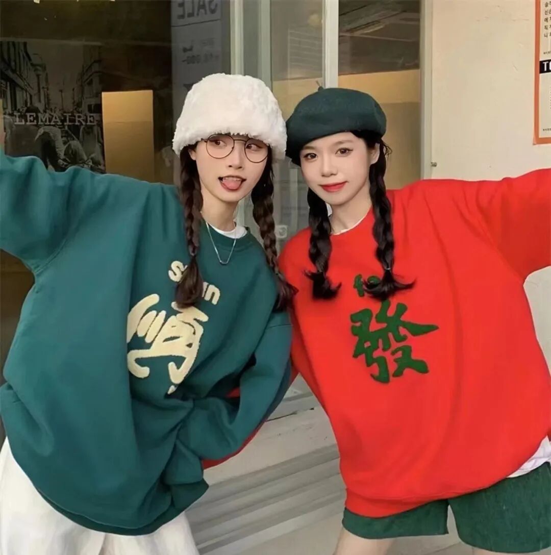 （118元2件）伊泺杉全家福新年加绒卫衣，外观设计创意感强，上身“年味感”满满【3-5天发货】