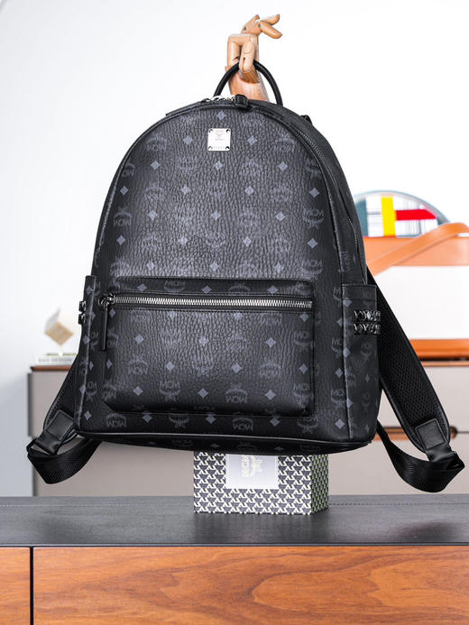 秋冬特惠💰980 原单MCM 黑色中号 铆钉双肩背包 男女同款包 背包里的黑酷天花板MMK6SVE37CO001 这款双肩背包结构规整 商品图6