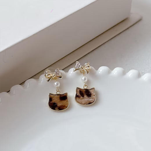 复古豹纹猫头蝴蝶结银针耳环-纪念日百货门店同款168197644 商品图3