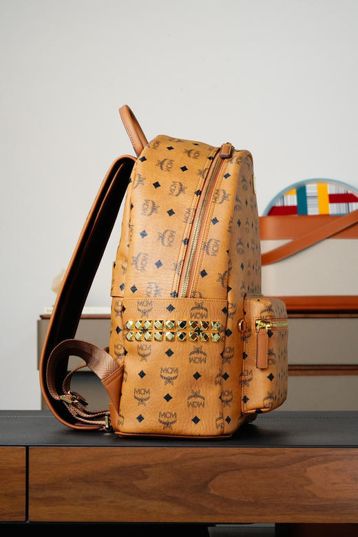 秋冬特惠💰980 原单MCM 原厂皮 中号铆钉双肩包 老花满印干邑色MMKAAVE09CO001 这款豪华的双肩背包结构规整 商品图5