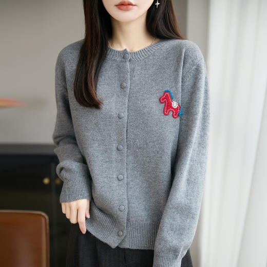 【马年新气象】板绘蜜熊绒卡通马年开衫 甄选细腻蜜熊绒面料柔软顺滑温暖舒适 优简约大方显瘦显气质 多色可选 商品图2