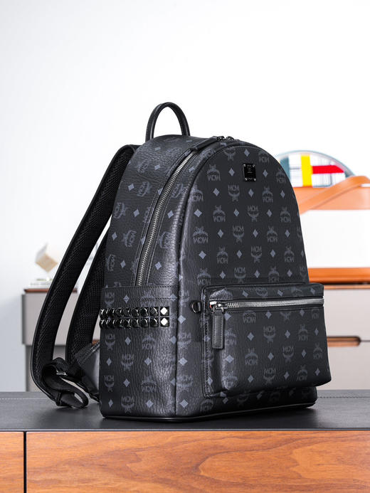 秋冬特惠💰980 原单MCM 黑色中号 铆钉双肩背包 男女同款包 背包里的黑酷天花板MMK6SVE37CO001 这款双肩背包结构规整 商品图2