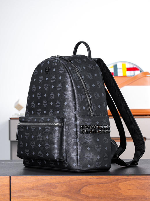 秋冬特惠💰980 原单MCM 黑色中号 铆钉双肩背包 男女同款包 背包里的黑酷天花板MMK6SVE37CO001 这款双肩背包结构规整 商品图8