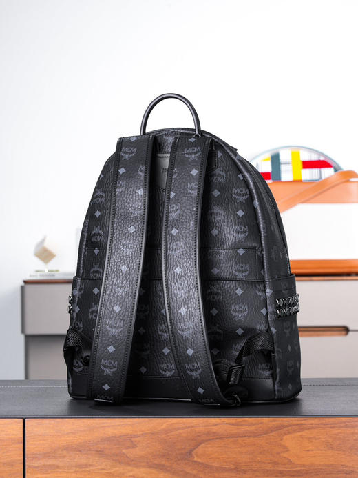 秋冬特惠💰980 原单MCM 黑色中号 铆钉双肩背包 男女同款包 背包里的黑酷天花板MMK6SVE37CO001 这款双肩背包结构规整 商品图4