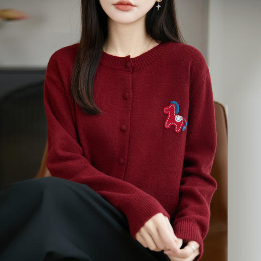 【马年新气象】板绘蜜熊绒卡通马年开衫 甄选细腻蜜熊绒面料柔软顺滑温暖舒适 优简约大方显瘦显气质 多色可选 商品图0