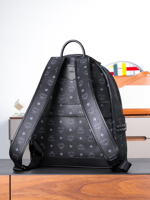 秋冬特惠💰980 原单MCM 黑色中号 铆钉双肩背包 男女同款包 背包里的黑酷天花板MMK6SVE37CO001 这款双肩背包结构规整 商品图3