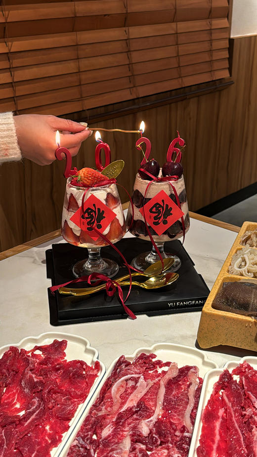 【2026新年蛋糕】新年碰碰杯草莓车厘子杯A款（黑色高级礼盒装） 商品图1