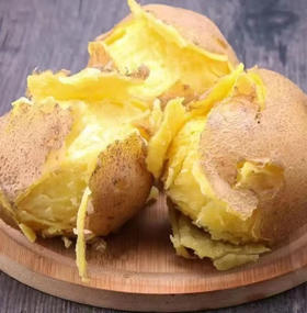 定西土豆“中国薯都”核心产区、高原环境、富硒土壤，品质保障： 国家地理标志产品、沙瓤口感、香甜粉糯、淀粉含量高。匠心耕种、黄土地的味道、儿时记忆。海拔2500米，最古老的品种！2-4两，5斤/箱