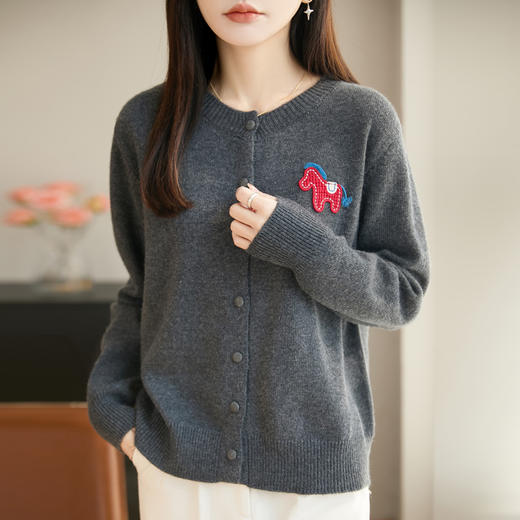 【马年新气象】板绘蜜熊绒卡通马年开衫 甄选细腻蜜熊绒面料柔软顺滑温暖舒适 优简约大方显瘦显气质 多色可选 商品图4