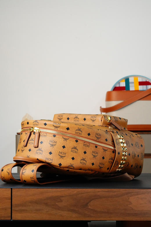 秋冬特惠💰980 原单MCM 原厂皮 中号铆钉双肩包 老花满印干邑色MMKAAVE09CO001 这款豪华的双肩背包结构规整 商品图2