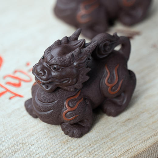 【精雕细琢把玩佳品❗️做工细腻造型逼真】宜兴纯紫砂茶宠麒麟摆件招财火貔貅可养茶具配件茶桌雕塑。jb 商品图2