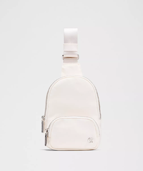 新年好折！lululemon  Everywhere 小号斜挎包 2L