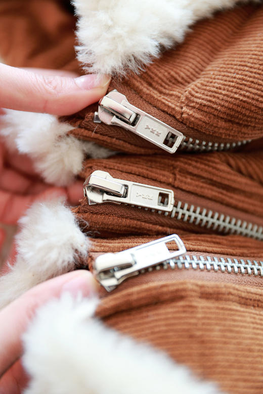 皮毛一体羽绒服，小标刺绣工艺。双拉链灯芯绒翻领羽绒女C122788 商品图1