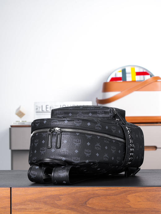 秋冬特惠💰980 原单MCM 黑色中号 铆钉双肩背包 男女同款包 背包里的黑酷天花板MMK6SVE37CO001 这款双肩背包结构规整 商品图7