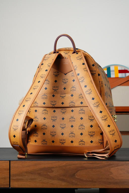 秋冬特惠💰980 原单MCM 原厂皮 中号铆钉双肩包 老花满印干邑色MMKAAVE09CO001 这款豪华的双肩背包结构规整 商品图1