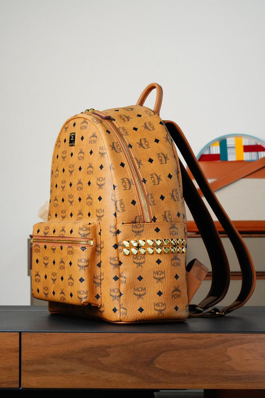 秋冬特惠💰980 原单MCM 原厂皮 中号铆钉双肩包 老花满印干邑色MMKAAVE09CO001 这款豪华的双肩背包结构规整 商品图8