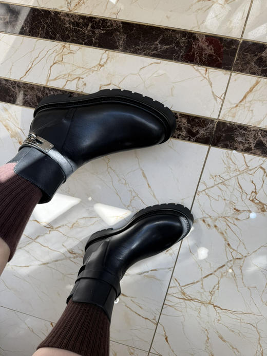 1227-3 断码特价 历史订单不追溯 渠道货 大马25秋冬新款 kelly粗跟旋扣 短靴 舒适能暴走 飒爽帅酷大气 商品图7