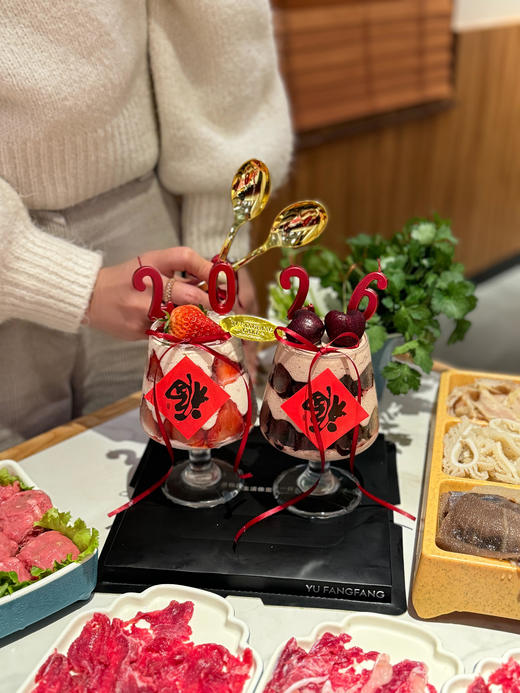 【2026新年蛋糕】新年碰碰杯草莓车厘子杯A款（黑色高级礼盒装） 商品图0