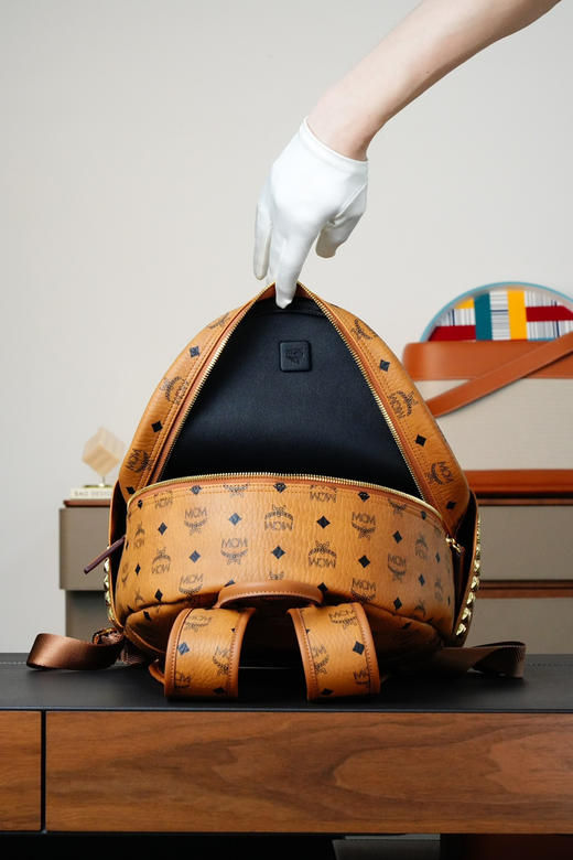 秋冬特惠💰980 原单MCM 原厂皮 中号铆钉双肩包 老花满印干邑色MMKAAVE09CO001 这款豪华的双肩背包结构规整 商品图4