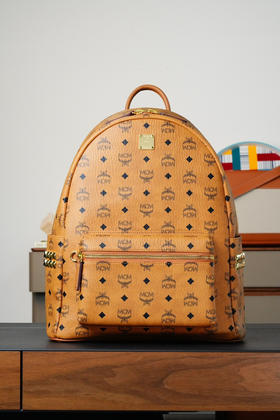 秋冬特惠💰980 原单MCM 原厂皮 中号铆钉双肩包 老花满印干邑色MMKAAVE09CO001 这款豪华的双肩背包结构规整