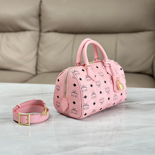 秋冬特惠💰800 原单MCM 原厂皮 新款桃花粉Mini迷你波士顿包H083 桃花粉老花满印 这款小号Ella波士顿包 商品图4