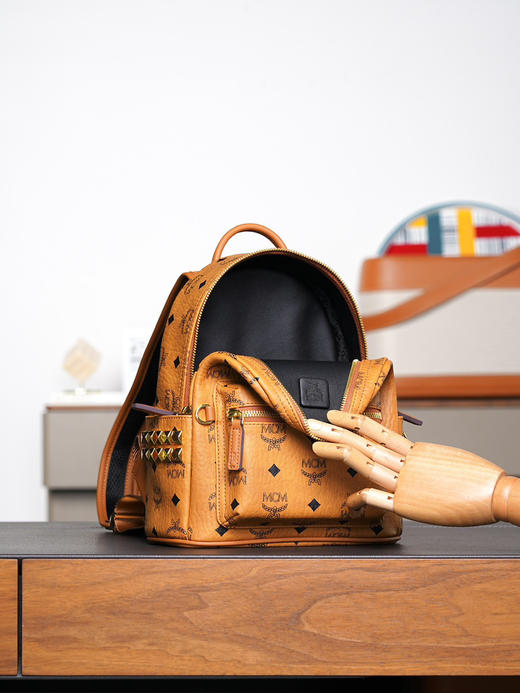 秋冬特惠💰850 原单MCM 原厂皮 干邑色迷你号 铆钉双肩背包MMK6SVE37CO001 经典干邑色 商品图3