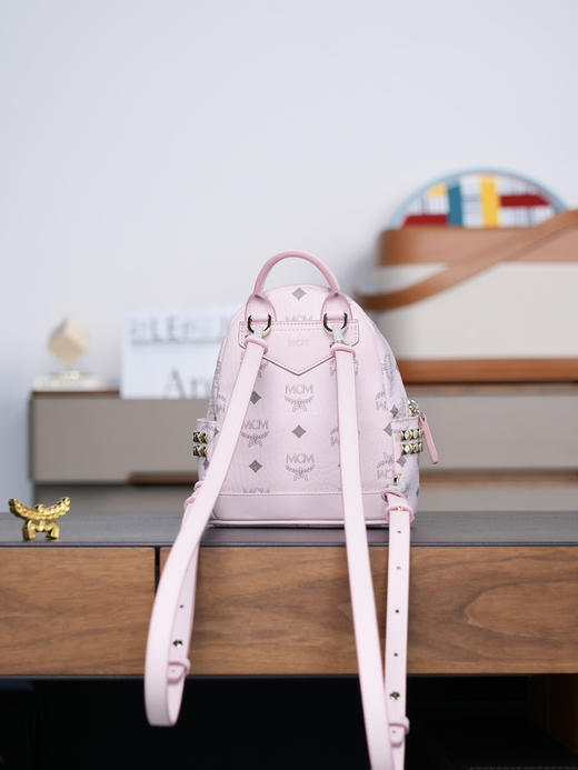 秋冬特惠💰800 原单MCM 原厂皮 轻雾粉超迷你 铆钉双肩包MMK6SVE92CO001 用这款超迷你Stark双肩背包秀出新风格 商品图6