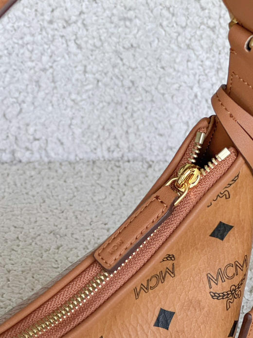 秋冬特惠💰780 原单MCM 原厂皮 新款干邑色Small 腋下肩背包牛角包 老花满印 商品图7