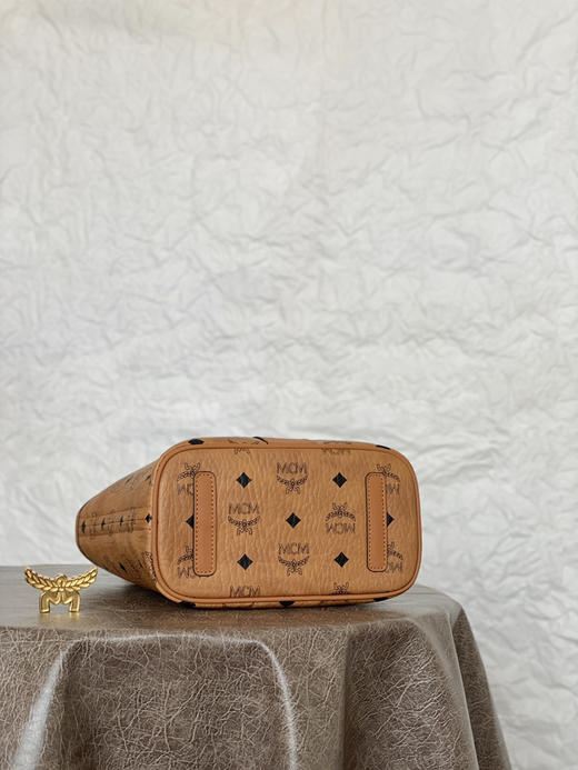 秋冬特惠💰780 原单MCM 原厂皮 迷你𝐌𝐢𝐧𝐢双面购物袋托特包MWPDSLRO2CO001 经典干邑棕色 商品图8