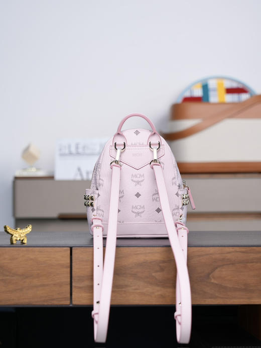 秋冬特惠💰800 原单MCM 原厂皮 轻雾粉超迷你 铆钉双肩包MMK6SVE92CO001 用这款超迷你Stark双肩背包秀出新风格 商品图2